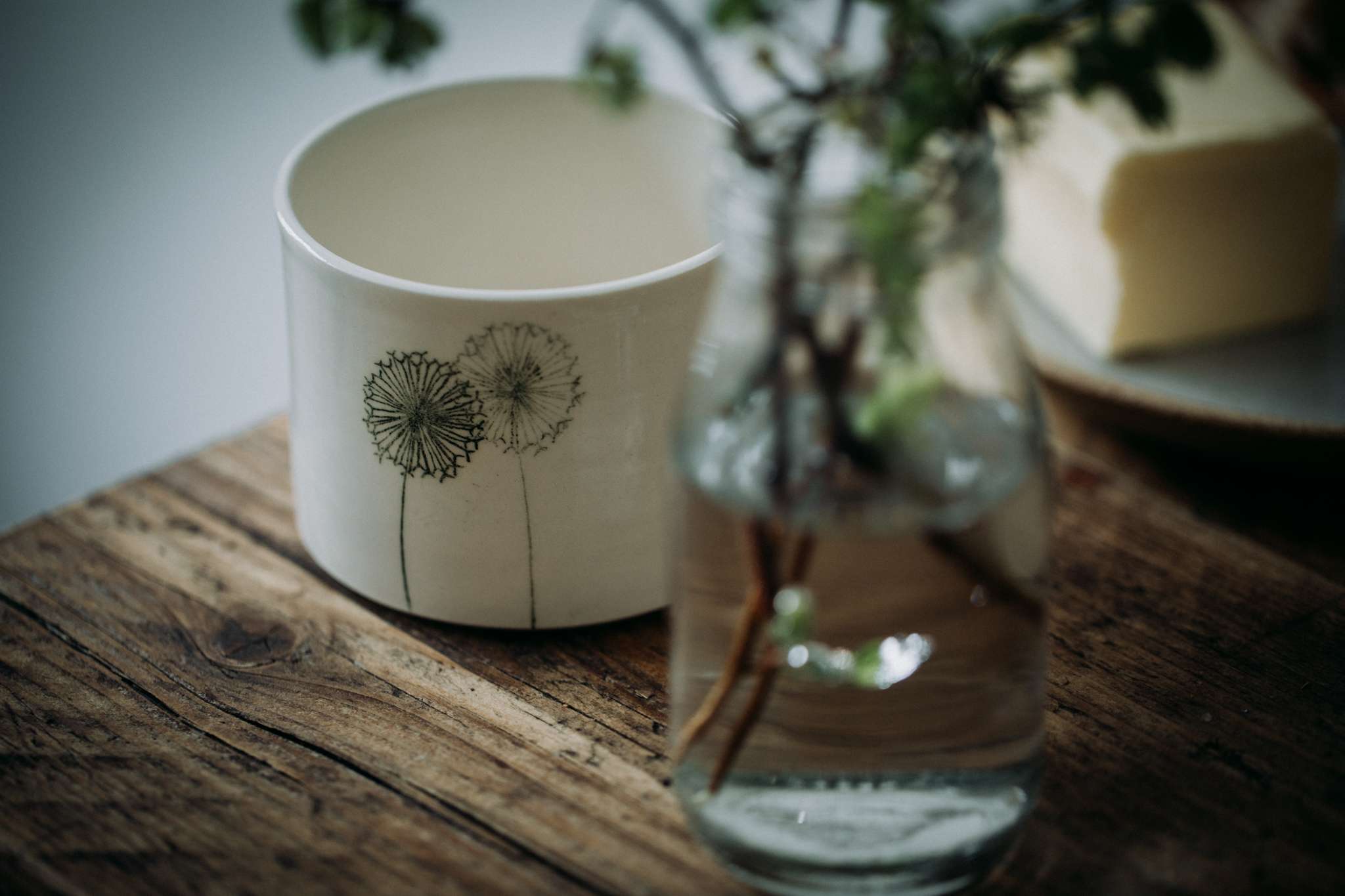 allium white green mug close up