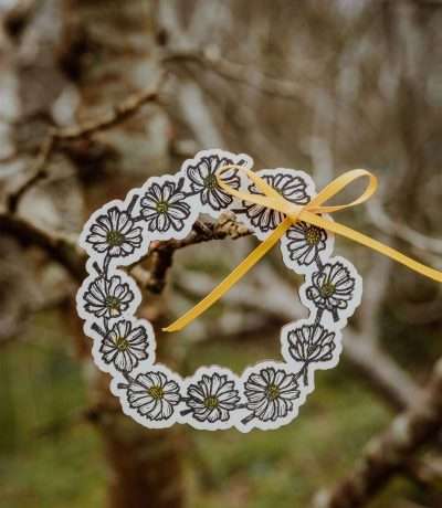 Wooden daisy mini wreath