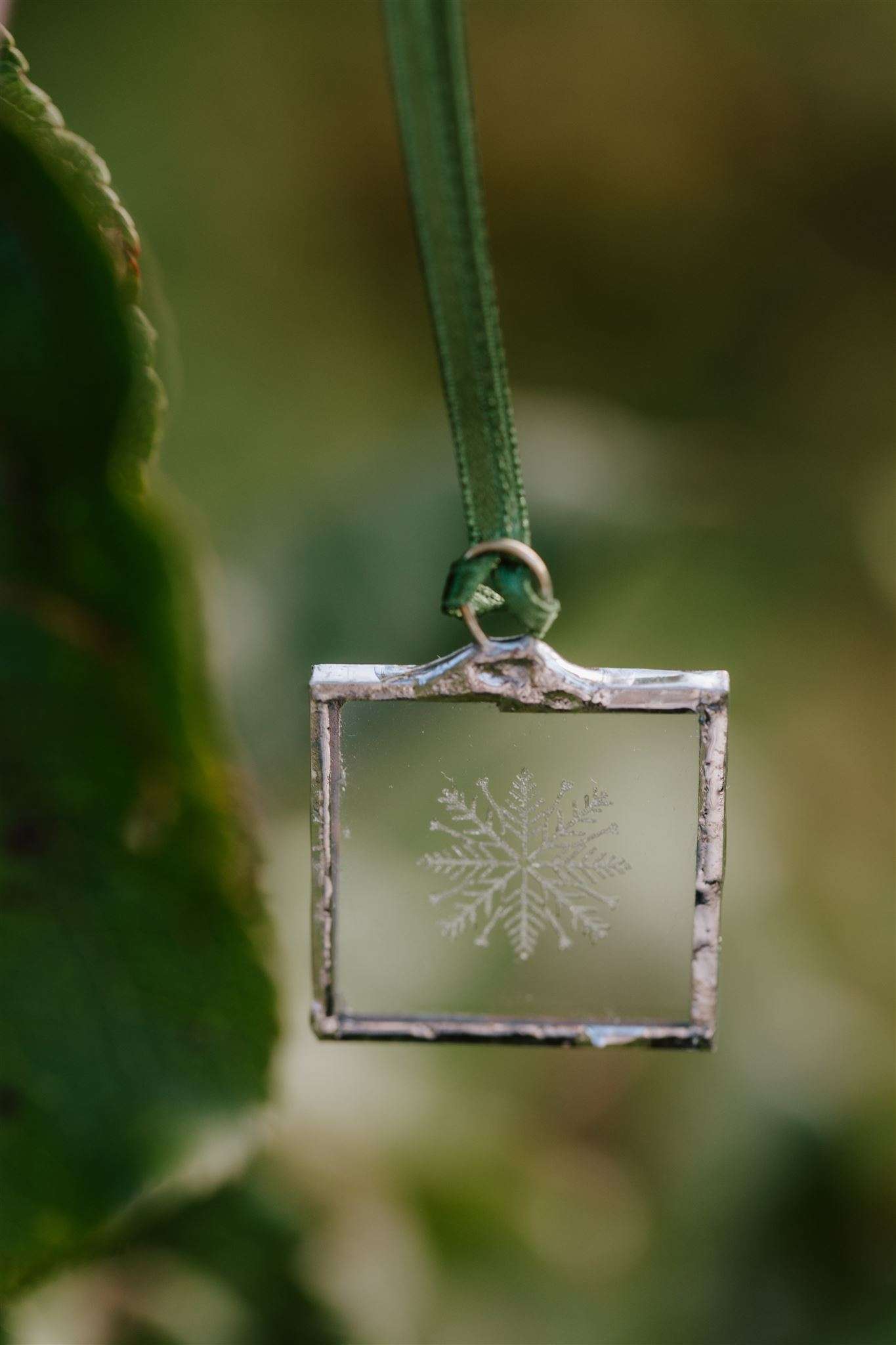 glass hanging snowflake alt 2